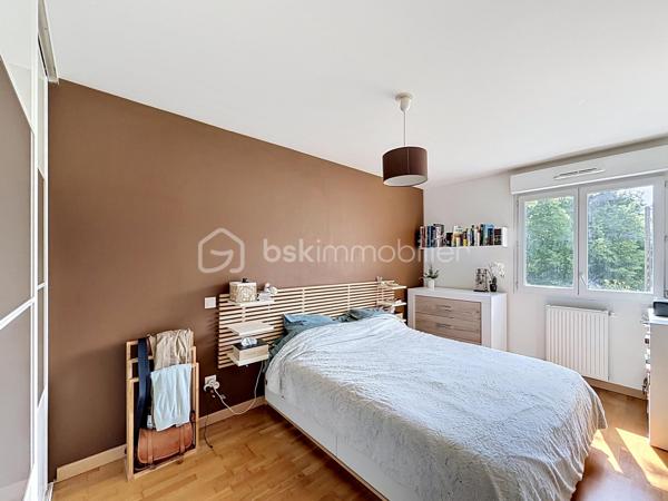 Situé au 2ᵉ étage sur 3 d’un immeuble de 2012 bien entretenu, ce très bel appartement 3 pièces séduit par sa luminosité, son agencement fonctionnel et ses prestations récentes.
Il bénéficie d’une place de parking en sous-sol, d’un local vélos, ainsi que d’un balcon exposé Sud‑Est, offrant une belle clarté tout au long de la journée.
L’entrée spacieuse avec placard intégré dessert un séjour confortable avec cuisine ouverte entièrement équipée, ouvrant directement sur le balcon, idéal pour profiter d’un espace de vie convivial et lumineux.
L’appartement a fait l’objet de récents travaux, avec notamment une chaudière neuve et un volet roulant neuf dans le salon, assurant confort et performance énergétique.
L’espace nuit, parfaitement séparé, se compose :

d’un WC indépendant,
d’une salle de bains,
de deux grandes chambres d’environ 13 m² chacune, équipées de placards intégrés, offrant un excellent confort.

👉 Un bien lumineux, bien agencé et sans aucun travaux à prévoir, idéal aussi bien pour une résidence principale que pour un investissement de qualité.

📍 Secteur :  Coeur de ville – Limeil‑Brévannes
Quartier recherché, calme et résidentiel, à proximité des commodités, des écoles Curie et Piard et des transports.