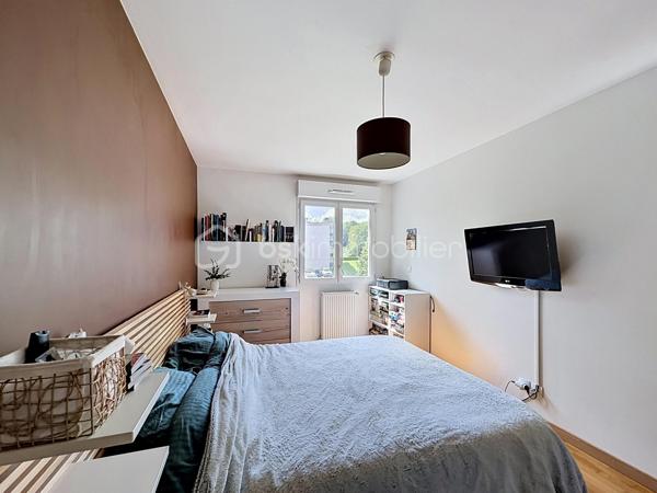 Situé au 2ᵉ étage sur 3 d’un immeuble de 2012 bien entretenu, ce très bel appartement 3 pièces séduit par sa luminosité, son agencement fonctionnel et ses prestations récentes.
Il bénéficie d’une place de parking en sous-sol, d’un local vélos, ainsi que d’un balcon exposé Sud‑Est, offrant une belle clarté tout au long de la journée.
L’entrée spacieuse avec placard intégré dessert un séjour confortable avec cuisine ouverte entièrement équipée, ouvrant directement sur le balcon, idéal pour profiter d’un espace de vie convivial et lumineux.
L’appartement a fait l’objet de récents travaux, avec notamment une chaudière neuve et un volet roulant neuf dans le salon, assurant confort et performance énergétique.
L’espace nuit, parfaitement séparé, se compose :

d’un WC indépendant,
d’une salle de bains,
de deux grandes chambres d’environ 13 m² chacune, équipées de placards intégrés, offrant un excellent confort.

👉 Un bien lumineux, bien agencé et sans aucun travaux à prévoir, idéal aussi bien pour une résidence principale que pour un investissement de qualité.

📍 Secteur :  Coeur de ville – Limeil‑Brévannes
Quartier recherché, calme et résidentiel, à proximité des commodités, des écoles Curie et Piard et des transports.