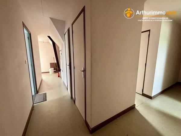 Vente                                                      Maison
                        
                     10 pièces                      253 m2                     à Vitré