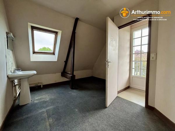 Vente                                                      Maison
                        
                     10 pièces                      253 m2                     à Vitré