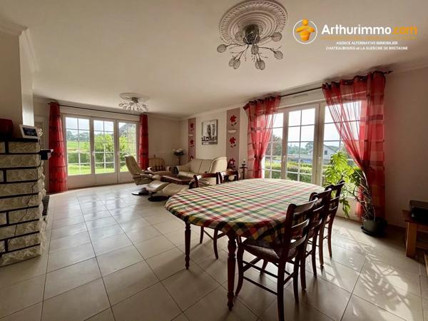 Vente                                                      Maison
                        
                     10 pièces                      253 m2                     à Vitré
