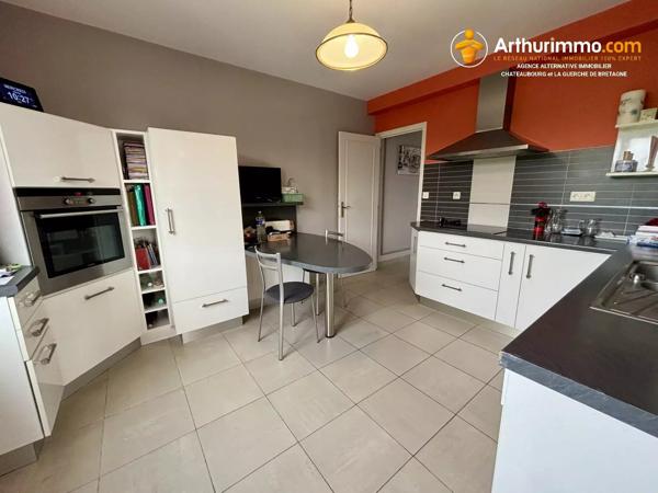 Vente                                                      Maison
                        
                     10 pièces                      253 m2                     à Vitré