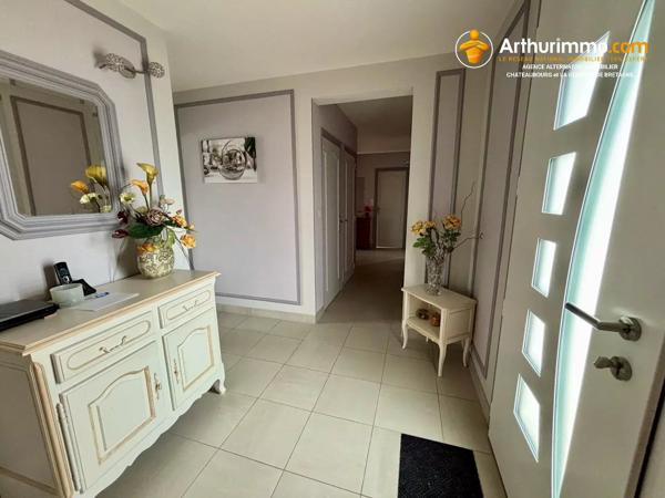 Vente                                                      Maison
                        
                     10 pièces                      253 m2                     à Vitré