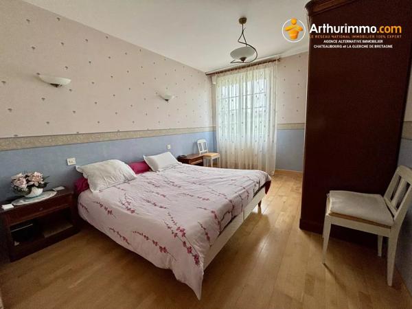 Vente                                                      Maison
                        
                     10 pièces                      253 m2                     à Vitré