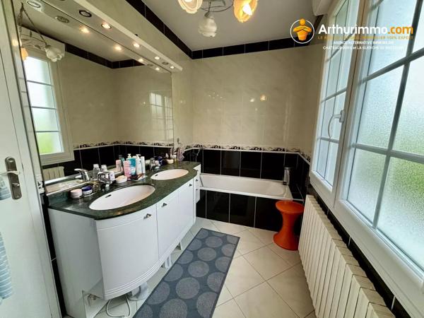 Vente                                                      Maison
                        
                     10 pièces                      253 m2                     à Vitré