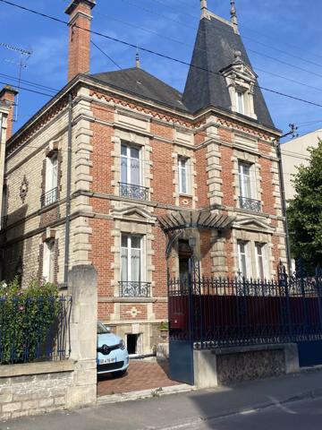 DEMEURE BOURGEOISE DE CARACTERE AVEC JARDIN – TROYES