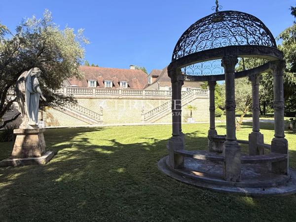 Une chartreuse d’exception aux allures de château, au cœur du Périgord Vert