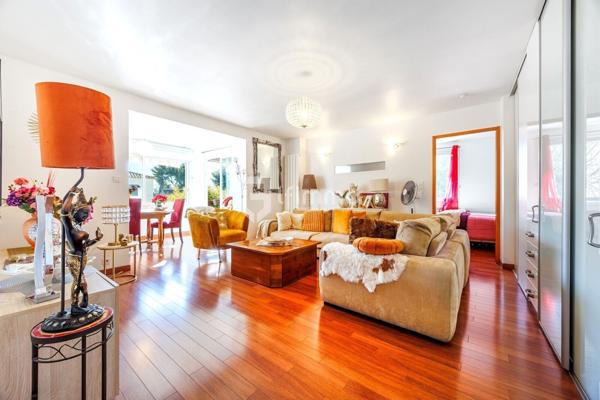 Petite résidence piscine charges faibles/ Appartement/ Stationnement