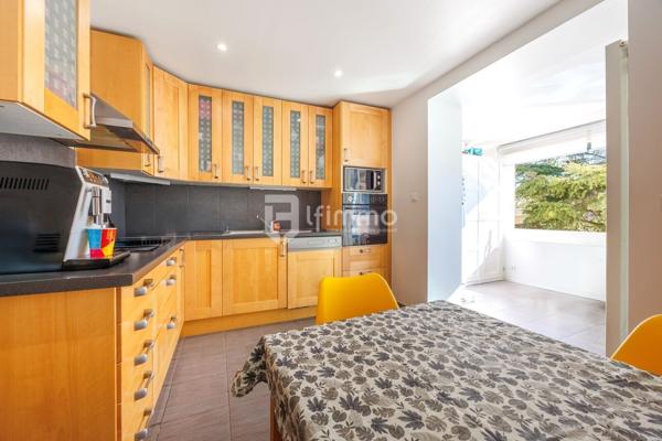 Petite résidence piscine charges faibles/ Appartement/ Stationnement