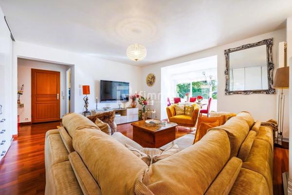 Petite résidence piscine charges faibles/ Appartement/ Stationnement