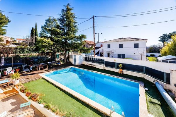 Petite résidence piscine charges faibles/ Appartement/ Stationnement