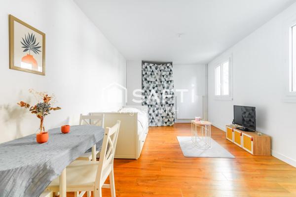 STUDIO de charme, RÉNOVÉ, de 32m2, CARREZ, AVEC GRANDE CAVE, à Maurepas, en zone piétone, au calme et proche de toutes commodités!