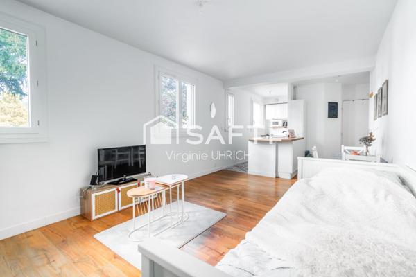 STUDIO de charme, RÉNOVÉ, de 32m2, CARREZ, AVEC GRANDE CAVE, à Maurepas, en zone piétone, au calme et proche de toutes commodités!