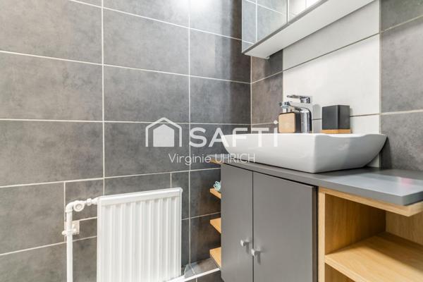 STUDIO de charme, RÉNOVÉ, de 32m2, CARREZ, AVEC GRANDE CAVE, à Maurepas, en zone piétone, au calme et proche de toutes commodités!