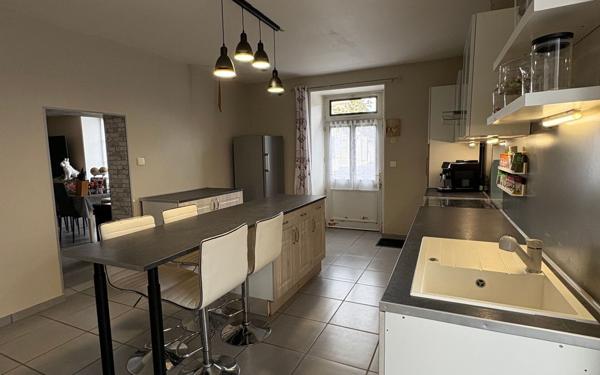 Maison à vendre    6 pièces •  Brigueil-le-Chantre