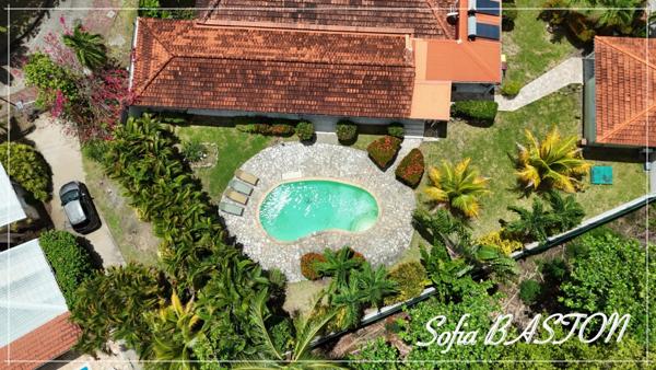 Sainte-Anne – Villa créole de standing 220 m² avec piscine et bungalows – Terrain 1 409 m² – À deux pas d’une plage prisée – Martinique (972)
