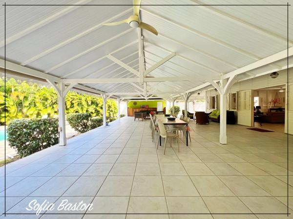 Sainte-Anne – Villa créole de standing 220 m² avec piscine et bungalows – Terrain 1 409 m² – À deux pas d’une plage prisée – Martinique (972)
