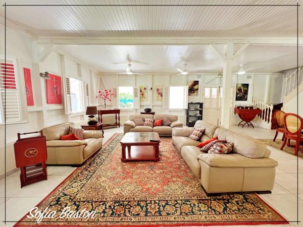 Sainte-Anne – Villa créole de standing 220 m² avec piscine et bungalows – Terrain 1 409 m² – À deux pas d’une plage prisée – Martinique (972)