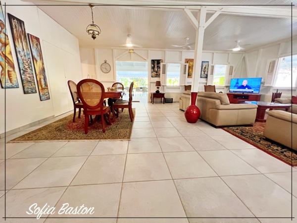 Sainte-Anne – Villa créole de standing 220 m² avec piscine et bungalows – Terrain 1 409 m² – À deux pas d’une plage prisée – Martinique (972)