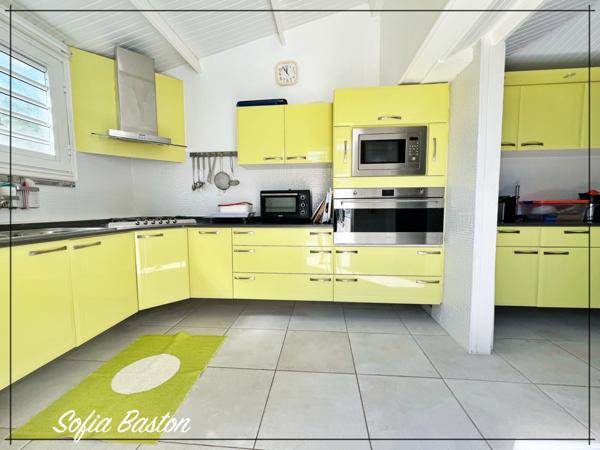 Sainte-Anne – Villa créole de standing 220 m² avec piscine et bungalows – Terrain 1 409 m² – À deux pas d’une plage prisée – Martinique (972)