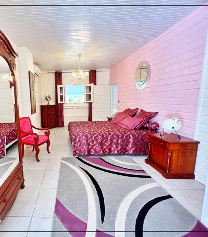 Sainte-Anne – Villa créole de standing 220 m² avec piscine et bungalows – Terrain 1 409 m² – À deux pas d’une plage prisée – Martinique (972)