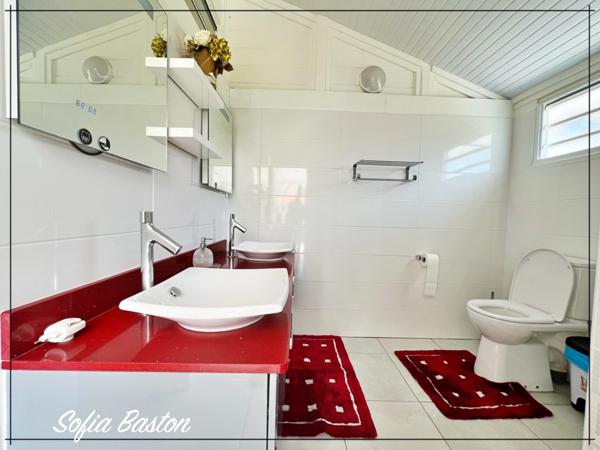 Sainte-Anne – Villa créole de standing 220 m² avec piscine et bungalows – Terrain 1 409 m² – À deux pas d’une plage prisée – Martinique (972)