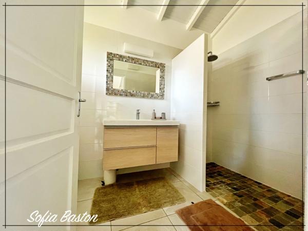 Sainte-Anne – Villa créole de standing 220 m² avec piscine et bungalows – Terrain 1 409 m² – À deux pas d’une plage prisée – Martinique (972)