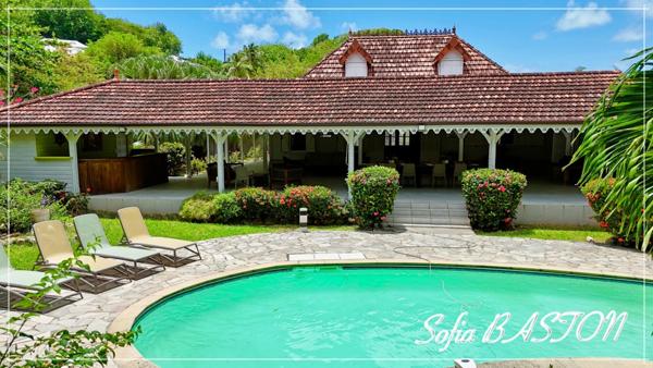 Sainte-Anne – Villa créole de standing 220 m² avec piscine et bungalows – Terrain 1 409 m² – À deux pas d’une plage prisée – Martinique (972)