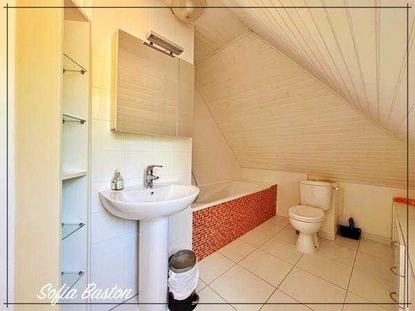 Sainte-Anne – Villa créole de standing 220 m² avec piscine et bungalows – Terrain 1 409 m² – À deux pas d’une plage prisée – Martinique (972)