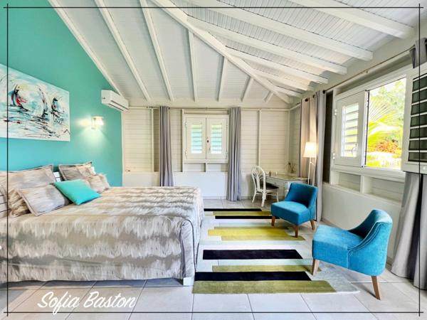 Sainte-Anne – Villa créole de standing 220 m² avec piscine et bungalows – Terrain 1 409 m² – À deux pas d’une plage prisée – Martinique (972)