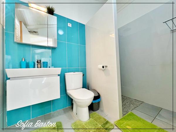 Sainte-Anne – Villa créole de standing 220 m² avec piscine et bungalows – Terrain 1 409 m² – À deux pas d’une plage prisée – Martinique (972)