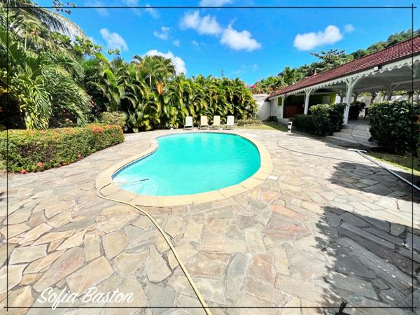 Sainte-Anne – Villa créole de standing 220 m² avec piscine et bungalows – Terrain 1 409 m² – À deux pas d’une plage prisée – Martinique (972)