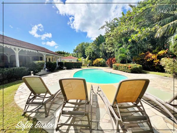 Sainte-Anne – Villa créole de standing 220 m² avec piscine et bungalows – Terrain 1 409 m² – À deux pas d’une plage prisée – Martinique (972)