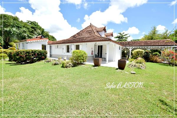 Sainte-Anne – Villa créole de standing 220 m² avec piscine et bungalows – Terrain 1 409 m² – À deux pas d’une plage prisée – Martinique (972)