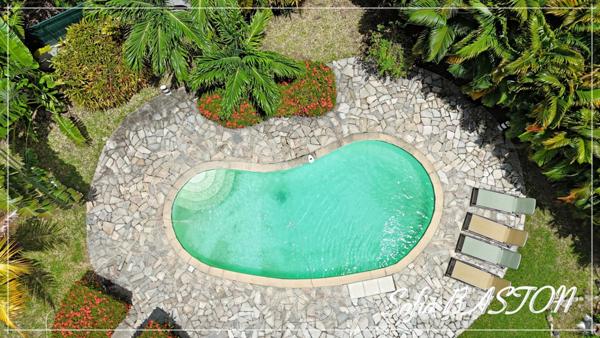 Sainte-Anne – Villa créole de standing 220 m² avec piscine et bungalows – Terrain 1 409 m² – À deux pas d’une plage prisée – Martinique (972)