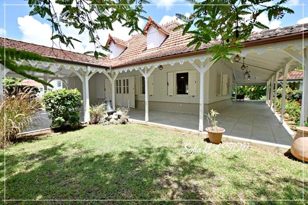 Sainte-Anne – Villa créole de standing 220 m² avec piscine et bungalows – Terrain 1 409 m² – À deux pas d’une plage prisée – Martinique (972)