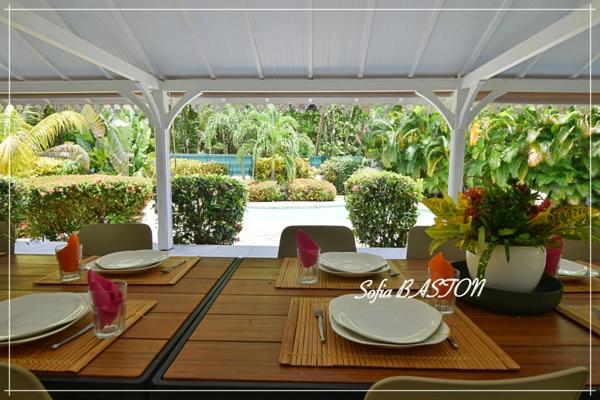 Sainte-Anne – Villa créole de standing 220 m² avec piscine et bungalows – Terrain 1 409 m² – À deux pas d’une plage prisée – Martinique (972)