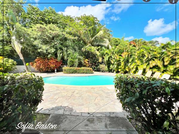 Sainte-Anne – Villa créole de standing 220 m² avec piscine et bungalows – Terrain 1 409 m² – À deux pas d’une plage prisée – Martinique (972)