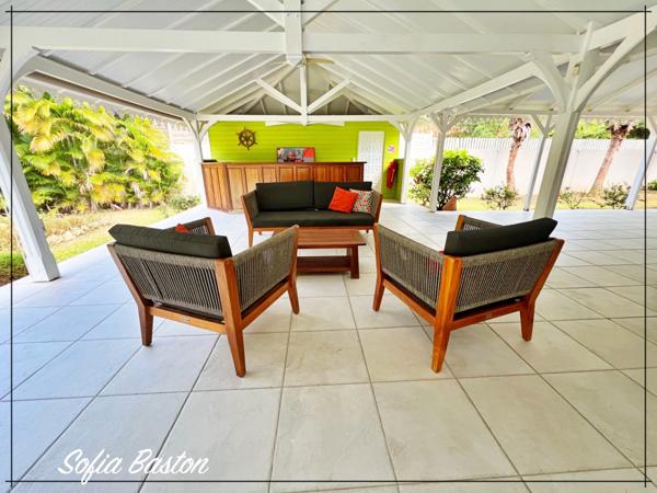 Sainte-Anne – Villa créole de standing 220 m² avec piscine et bungalows – Terrain 1 409 m² – À deux pas d’une plage prisée – Martinique (972)