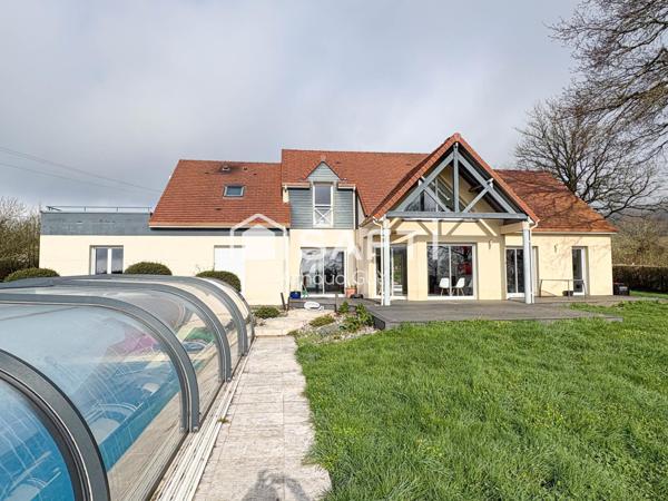 Belle pièce de vie lumineuse de 70m²