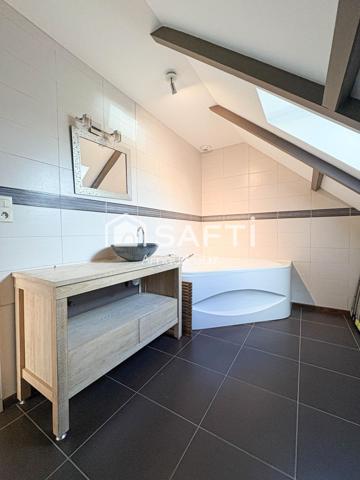 Belle pièce de vie lumineuse de 70m²