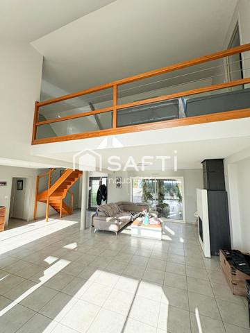 Belle pièce de vie lumineuse de 70m²