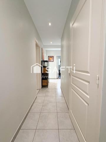 Belle pièce de vie lumineuse de 70m²