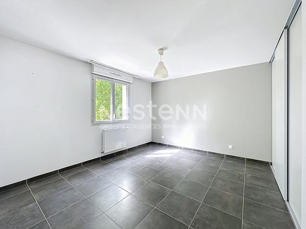 Dernière opportunité à Chalonnes-sur-Loire ! Maison contemporaine avec vie de plain pied comprenant 4 chambres et un jardin