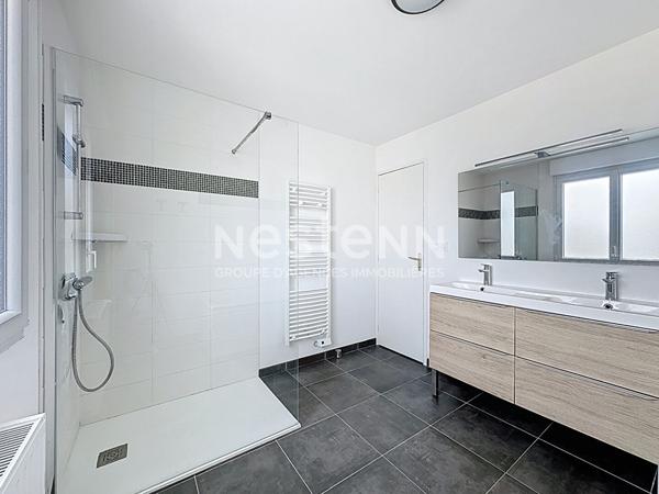 Dernière opportunité à Chalonnes-sur-Loire ! Maison contemporaine avec vie de plain pied comprenant 4 chambres et un jardin