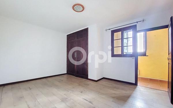 Immeuble à vendre    14 pièces •  Thuir