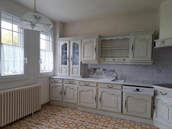 pavillon très lumineux sur sous sol  de 100m²  avec 3 chambres