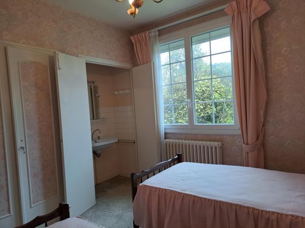 pavillon très lumineux sur sous sol  de 100m²  avec 3 chambres