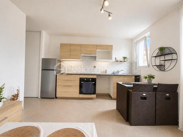 Bel appartement 2 pièces 33m2 en parfait état situé au 1er et dernier étage , vous n'avez plus qu'à poser vos valises.

Il se compose d'un séjour/cuisine , d'une grande chambre avec grand dressing et d'une belle salle d'eau avec douche et WC.

Bus 206,208 ou 308 à proximité immédiate pour rejoindre la gare du RER A ou RER E. 

Les atouts :

Bien clé en main
Faibles charges 
Calme
Traversant 

Idéal premier achat ou investisseur ( bonne rentabilité)