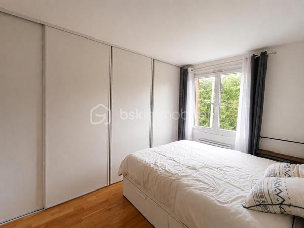 Bel appartement 2 pièces 33m2 en parfait état situé au 1er et dernier étage , vous n'avez plus qu'à poser vos valises.

Il se compose d'un séjour/cuisine , d'une grande chambre avec grand dressing et d'une belle salle d'eau avec douche et WC.

Bus 206,208 ou 308 à proximité immédiate pour rejoindre la gare du RER A ou RER E. 

Les atouts :

Bien clé en main
Faibles charges 
Calme
Traversant 

Idéal premier achat ou investisseur ( bonne rentabilité)